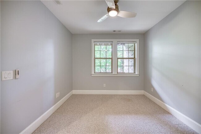 Building Photo - 1124 Holly Ave