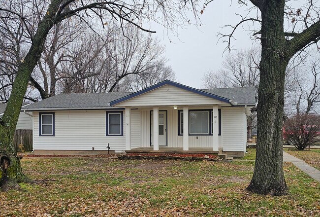 Building Photo - 315 N Pecan St