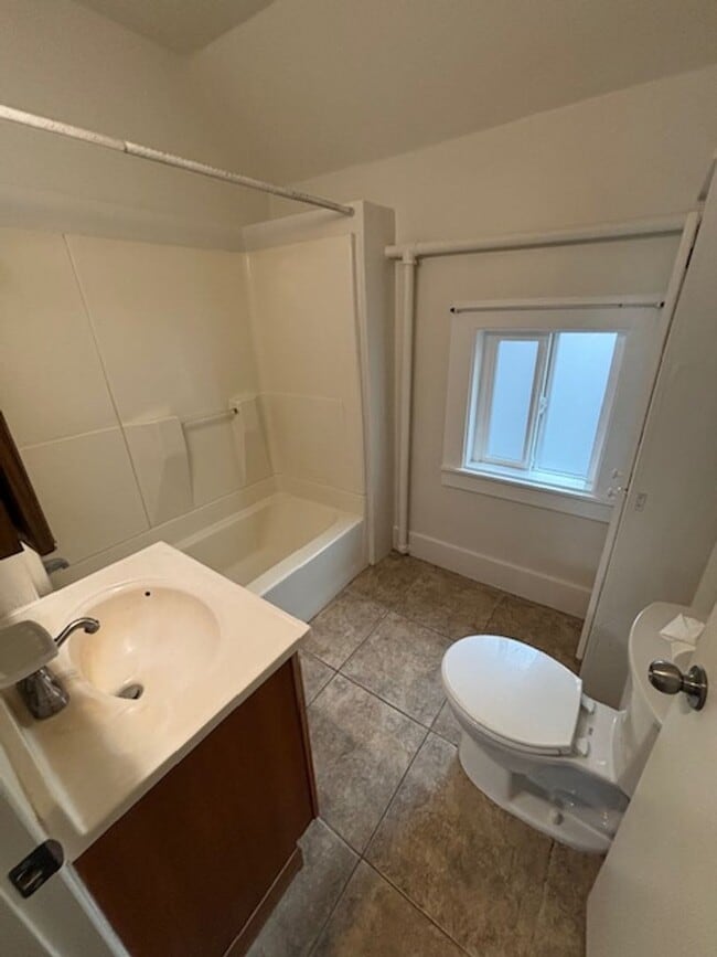 Building Photo - 2 Bedroom 1 Bath Apt in Newberg