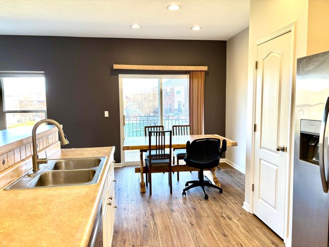 Building Photo - Don't miss out on this great 3 bed 3.5 bath townhouse with tons of amenities!