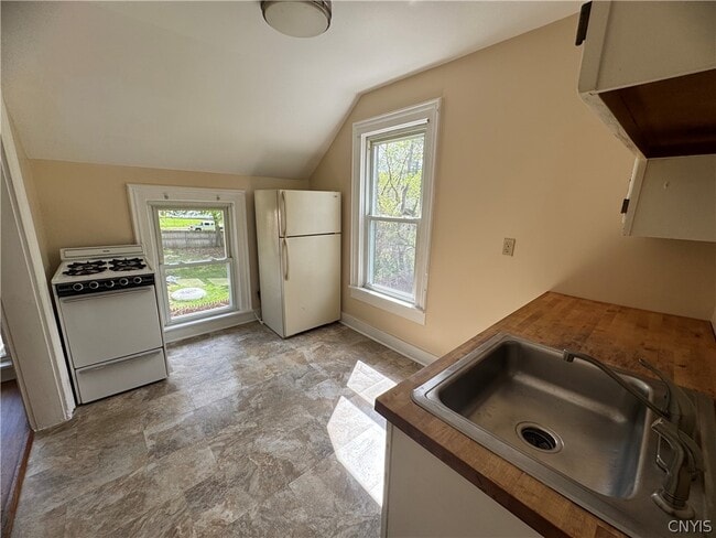 Building Photo - 1714 Valley Dr