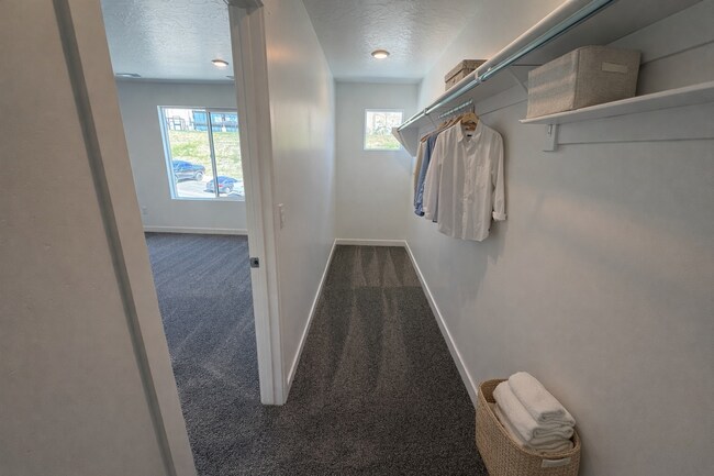 Building Photo - NEW TOWNHOME READY TO MOVE IN!