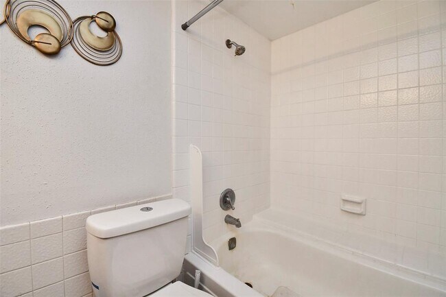 Building Photo - 2820 S Bartell Dr