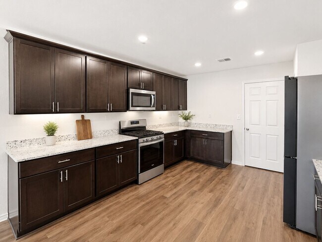Building Photo - Beautiful 3 Bedroom Home in Winding Brook with Community Pool & Playground!  Conveniently located...