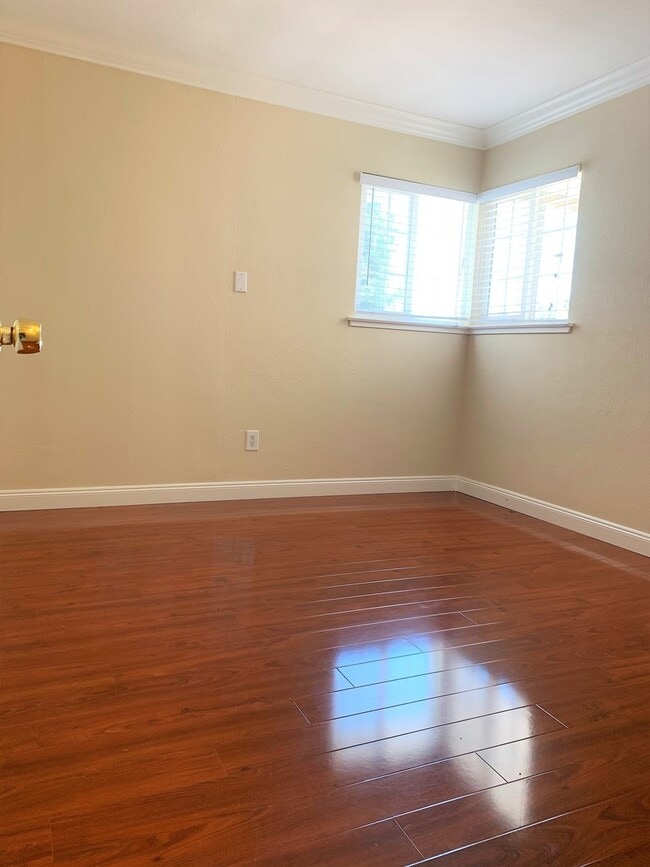 Building Photo - 3 Bedroom Home- Laminate Floors- Central A...