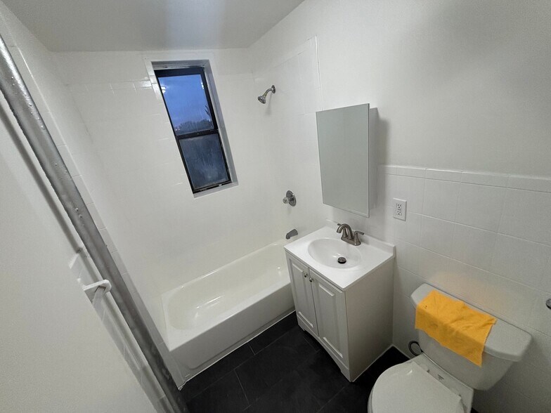 Building Photo - 160 59th St