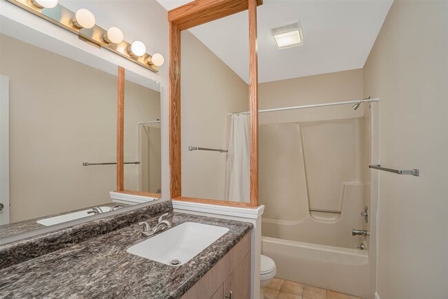 Building Photo - 3301 Thornbrook Ct