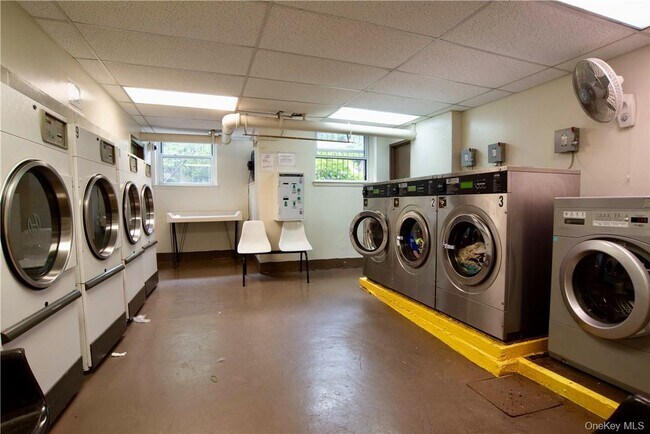 Building Photo - 3 Sadore Ln