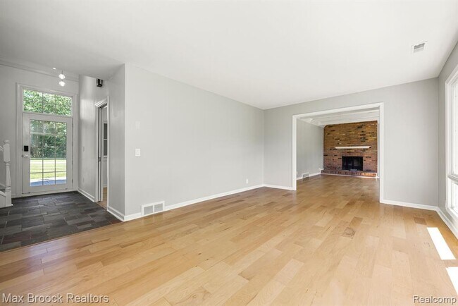 Building Photo - 6096 Darramoor Rd