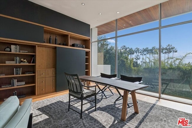 Building Photo - 1232 Sunset Plaza Dr