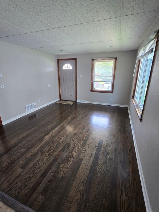Building Photo - Updated 2 Bedroom Ranch