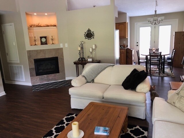 Building Photo - Quaint setting, One Level 3BR/ 2BA 2-Car Garage Condo