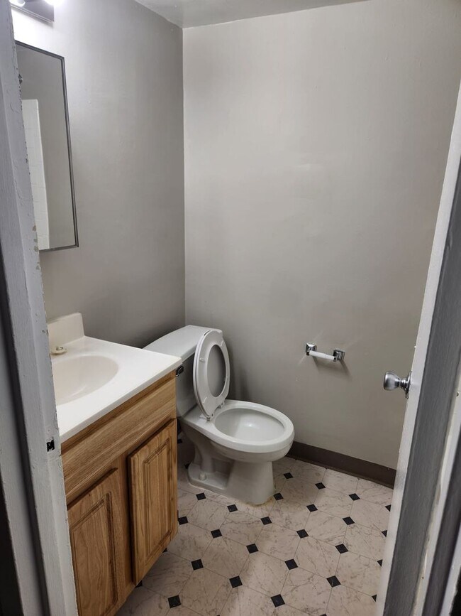 Building Photo - Spacious Three Bedroom Apartment Home Avai...