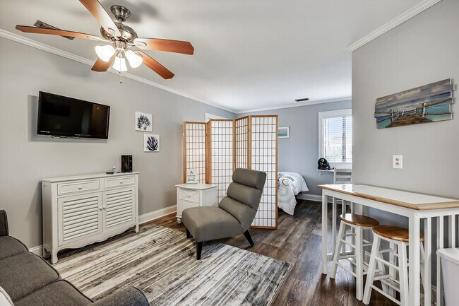 Building Photo - 4114 Holiday Dr