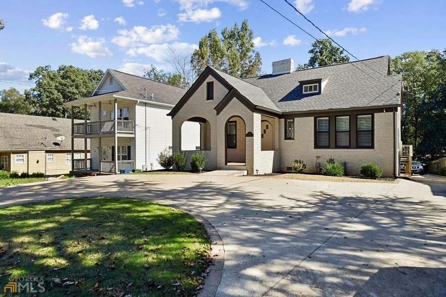 Front of house with large circular driveway - 854 Moreland Ave SE