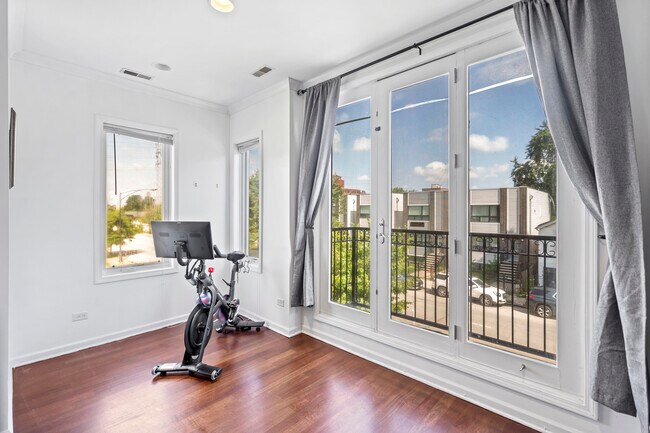 Building Photo - 2539 W Warren Blvd