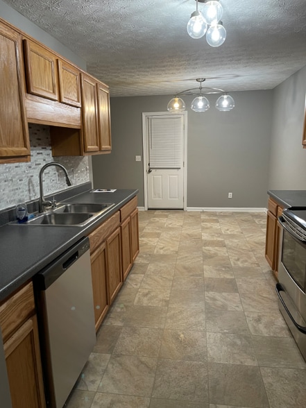 Building Photo - 160 Red Hawk Dr