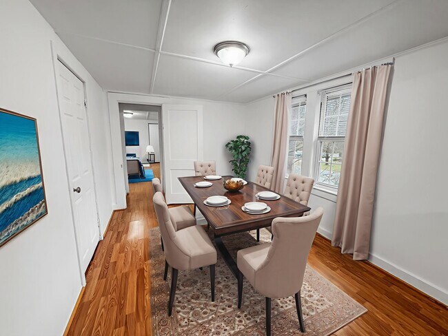 Building Photo - 230 King St