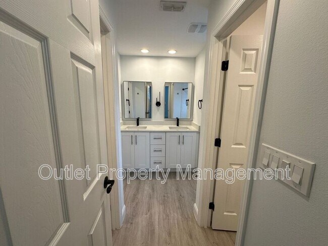 Building Photo - 790 W Gaucho Cir