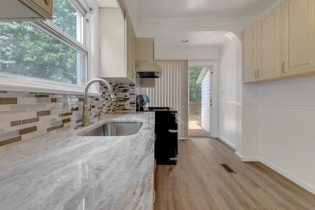 Building Photo - 31 Chestnut St