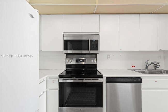 Building Photo - 5001 Collins Ave