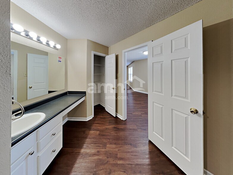 Building Photo - 10970 Clear Spring Dr