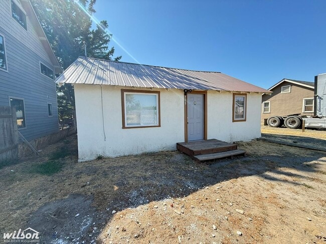 Building Photo - Spacious Home with Yard and Close to Shopp...