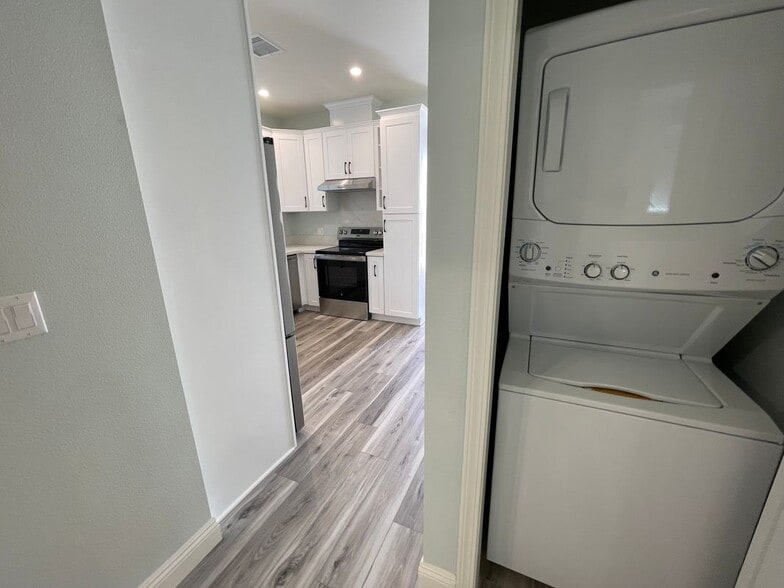 Building Photo - 7431 Warren Cir