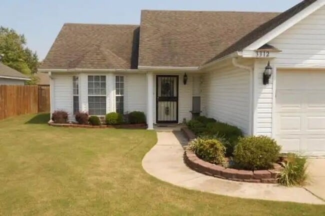Building Photo - Beautiful 3 bed /2 bath home - Nettleton school district has a fenced back yard and 2-car garage