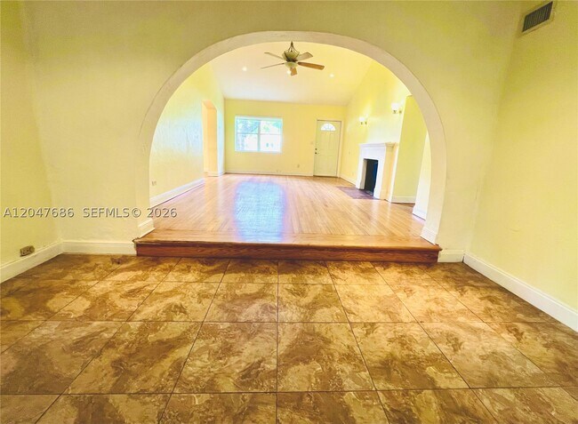 Building Photo - 410 Pinecrest Dr