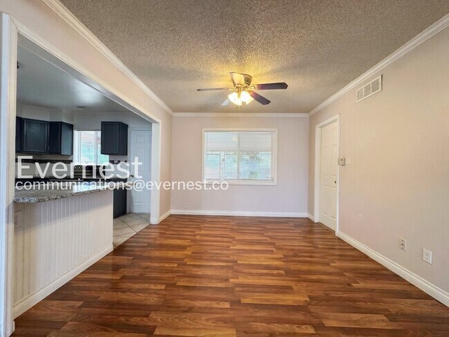 Building Photo - 3 Bed/2 Bath Home with Garage & Fenced Yard / Available Now!