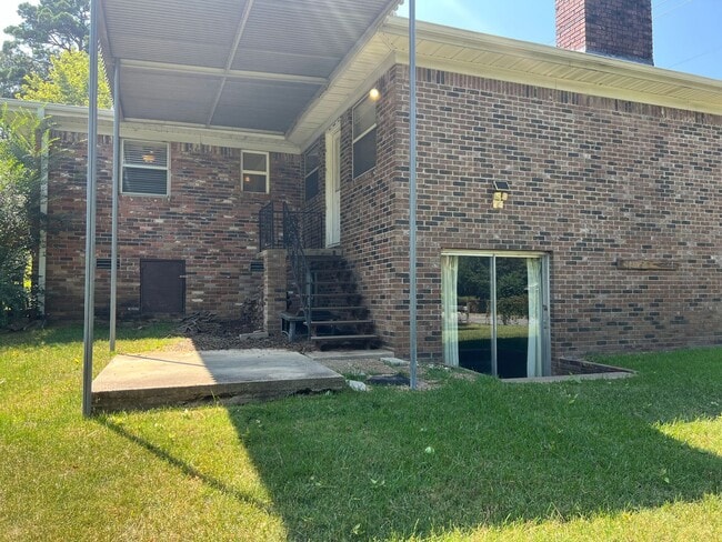 Building Photo - 823 N Bryan St