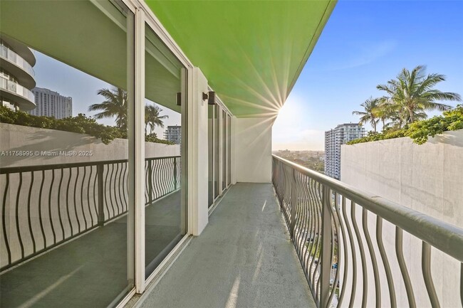 Primary Photo - 1756 N Bayshore Dr