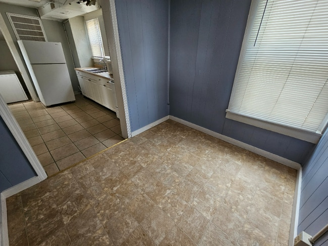 Building Photo - 214 N Vine St