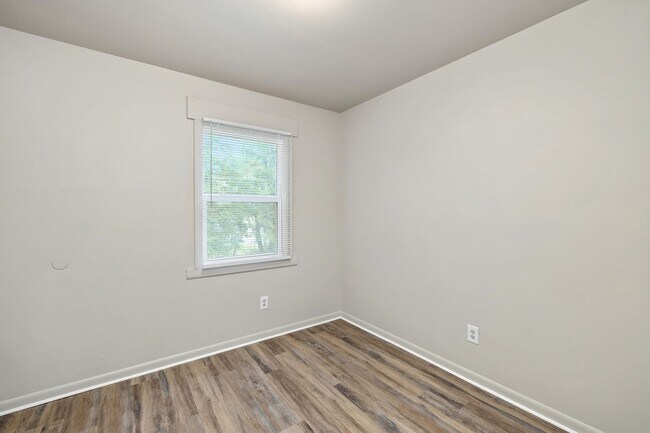 Building Photo - Newly Renovated 5 Bedroom Unit!