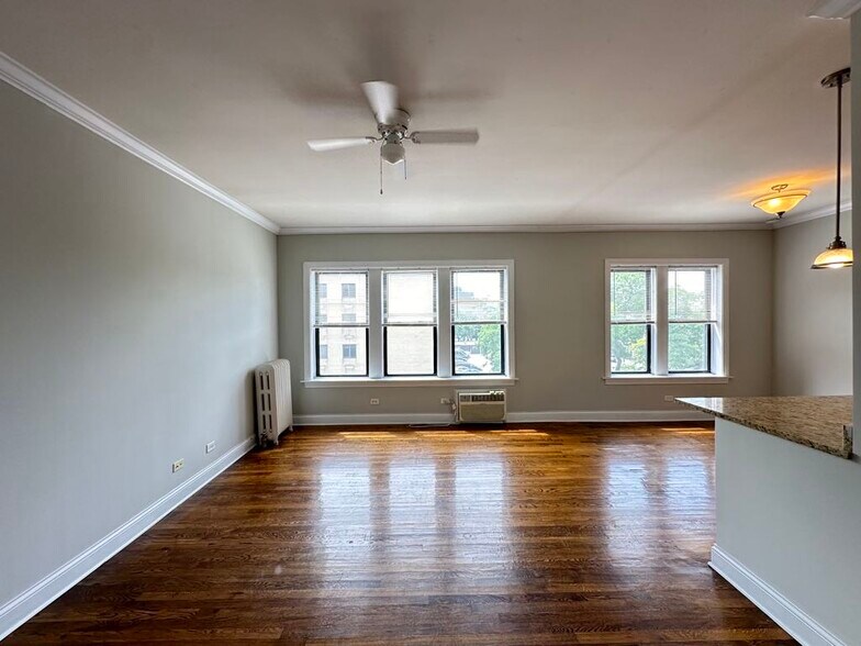 Building Photo - 728 W Addison St