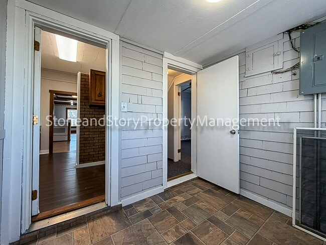 Building Photo - 3 bedroom 2 bath near Washburn University