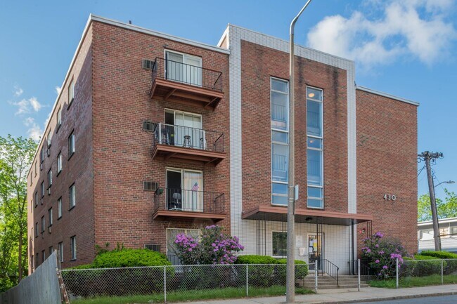 Interior Photo - 430 Riverview Apartments