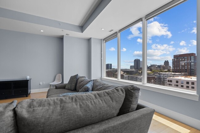 Building Photo - 400 W North St