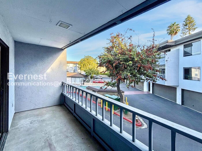 Building Photo - 3215 Midway Dr