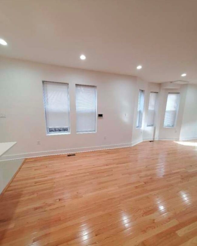 Building Photo - 5425 Catharine St