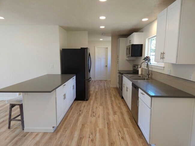 Building Photo - 3Bd/2.5Ba Single Story Home-For viewing!