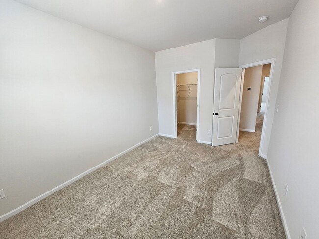 Building Photo - Like New Townhome in Mint Hill