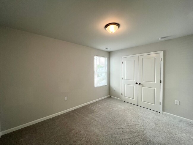 Building Photo - Newly Built 4BD, 3.5BA Zebulon Home with a First Floor Bedroom and Screened Patio in an HOA Commu...
