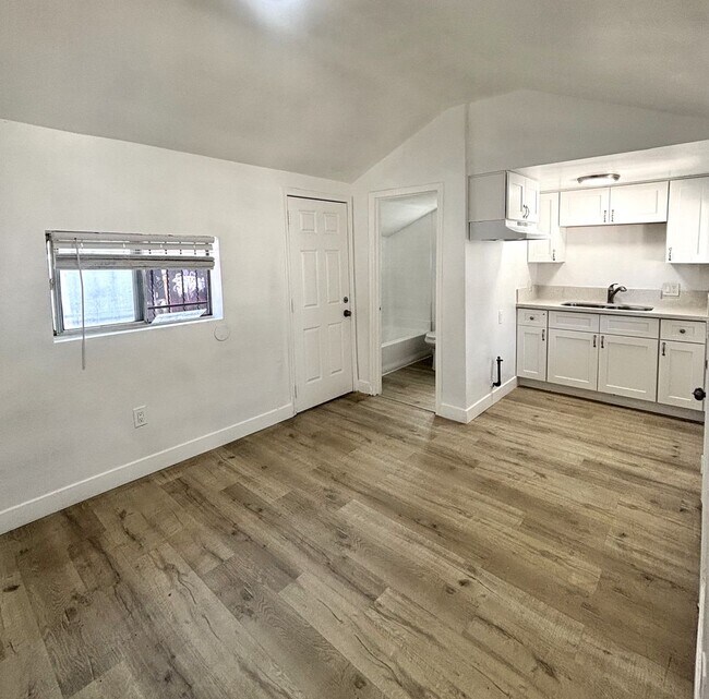 Building Photo - 1344 E 45th St
