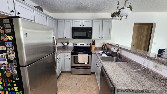 Building Photo - Convenient to west gate of Ft Moore