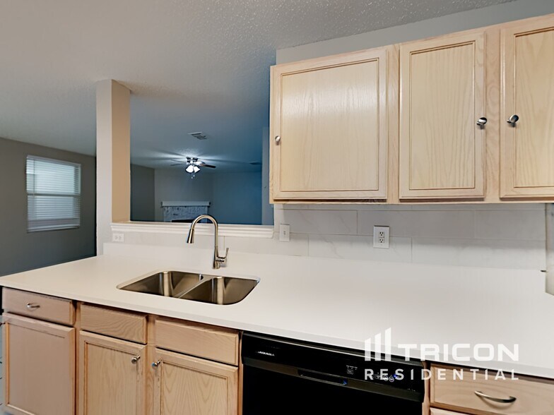 Building Photo - 2641 Bandera Pl