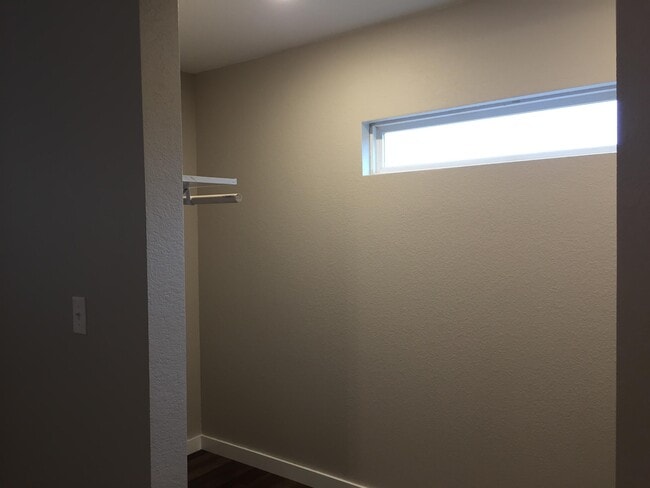 Building Photo - 501 E Oak Ridge Dr