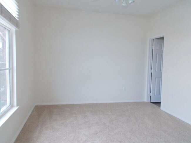 Building Photo - Precious Gem at Sedona on the Blvd!