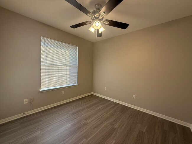 Building Photo - Yik Properties #1 (1904 Alex Ave)